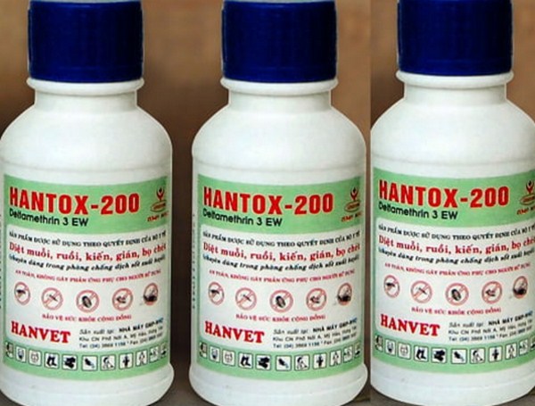 Bạn đang tìm mua 1 sản phẩm thuốc diệt côn trùng nhưng không biết loại nào tốt và an toàn cho bạn. Bài viết sau sẽ giới thiệu cho bạn một loại sản phẩm thuốc diệt côn trùng Hantox đảm bảo sẽ đem đến sự hài lòng cho bạn. Thuốc Hantox -200 Thuốc Hantox là thuộc diệt công trùng đang bán chạy nhất trên thị trường hiện nay. Giúp tiêu diệt mọi đối tượng côn trùng từ muỗi, ruồi, kiến, ve, kiến ba khoan, bọ xít hút máu, bọ chét,… ngoài ra còn giúp tiêu diệt sạch các loài ve, chấy, rận, …trên thú cưng của bạn. Trên thị trường hiện nay có rất nhiều loại thuốc Hantox, tùy thuộc vào mục đích sử dụng mà từng loại sẽ có các thành phần, và dung tích khác nhau. Bài viết sau sẽ cung cấp cho bạn về thông tin của hai loại thuốc Hantox đang được sử dụng rộng rãi hiện nay. Thuốc Hantox - 200 (500ml): Thuốc Hantox – 200 (500ml) Thành phần: Mỗi ml chứa 20mg deltamethrin, 1ml tá dược vđ Công dụng: Thuốc hantox 200 diệt được muỗi, ruồi, nhặng, kiến, gián sử dụng chủ yếu trong trang trại chăn nuôi gia đình. Giúp phòng chống rận, ghẻ, bò chét, mạt gà ở gia cầm. Cách dùng: Dùng thuốc Hantox để diệt ruồi, nhặng thì pha 50ml thuốc hantox với 5 lit nước sử dụng cho diện tích khoản 50 m2. Dùng để diệt kiến gián thì cũng pha với liều lượng trên nhưng sử dụng phun cho 100 m2 mặt nền, tường chuồng trại. Thuốc Hantox - 200 (1lit) Thuốc Hantox – 200 (1 lít) Thành phần: Deltamethrine 3EW Công dụng: giống như thuốc hantox 200 (500 ml). là sản phẩm được sử dụng để phòng chống dịch sốt suất huyết, tiêu chảy cấp, dịch hại trong cộng đồng. Cách dùng: cứ 5ml pha với 0,5 lít nước phun lên các bề mặt, cống rãnh nơi có các loại côn trùng ẩn nấp. Hiện nay đang có nhiều nơi chuyên sản xuất và cung cấp các sản phẩm thuốc Hantox. Để biết thêm chi tiết bạn có thể tham khảo trên trang web: https://thuocdietcontrung24h.com/ .